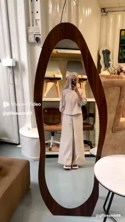 🪵 Add warmth to your space with our Wooden Frame Mirror! Crafted from premium wood, this mirror brings a touch of nature and elegance to any room.