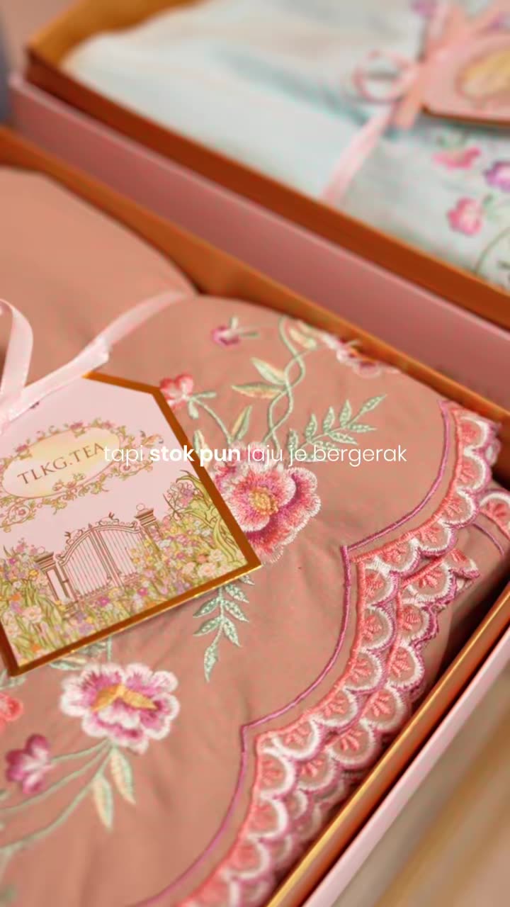 Telekung Leora ni memang fast-selling sebab kelembutannya yang selesa dan rekaannya yang ringkas tapi tetap cantik. Mudah dipakai setiap hari dan cepat jadi pilihan ramai. Kalau dah lama nak cuba, ini masa yang sesuai sebelum kehabisan. Leora buka...