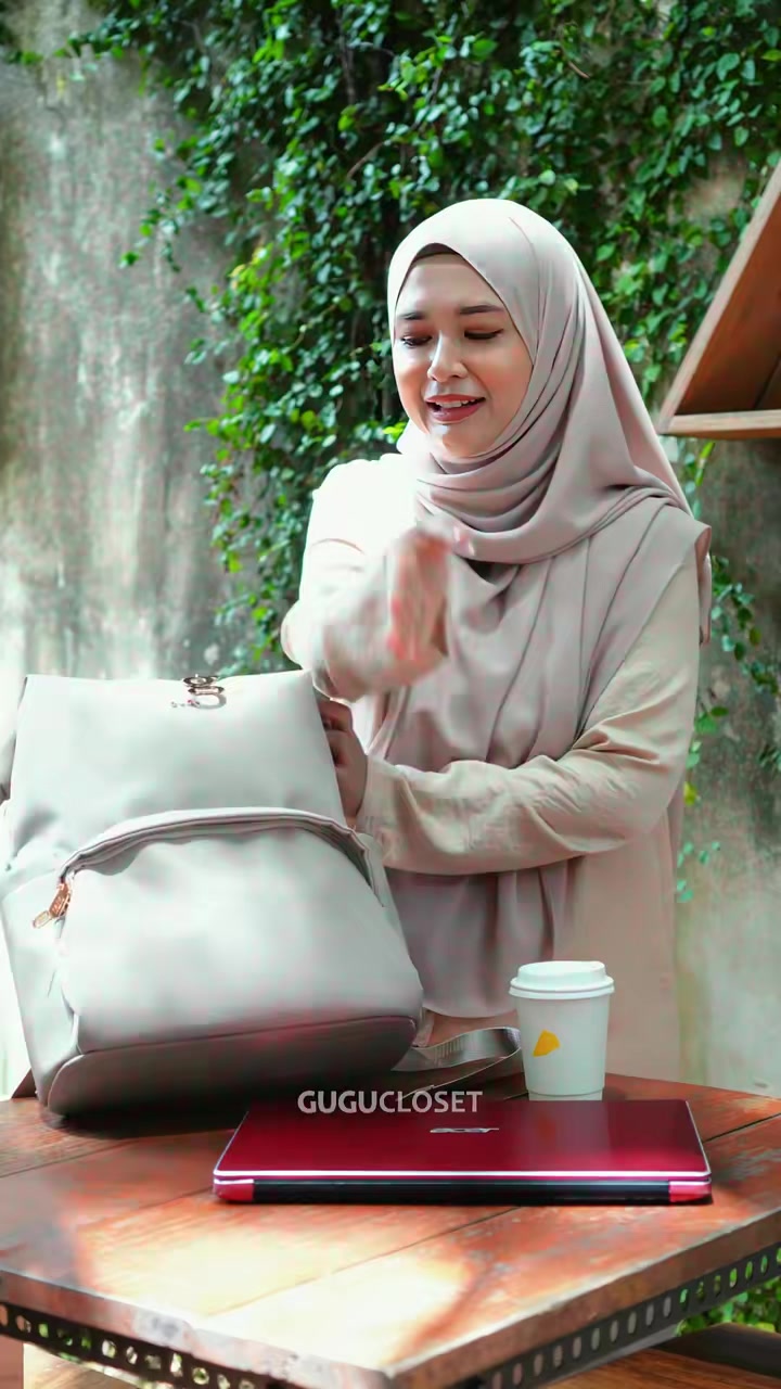 From work meetings to coffee breaks, your bag should keep up with every plan. Classy look, practical storage, and ready for wherever the day takes you 🤎 #gugucloset #fypシ゚ #puddingbygugu #backpacktravel #gugutravel2026 #gugu02