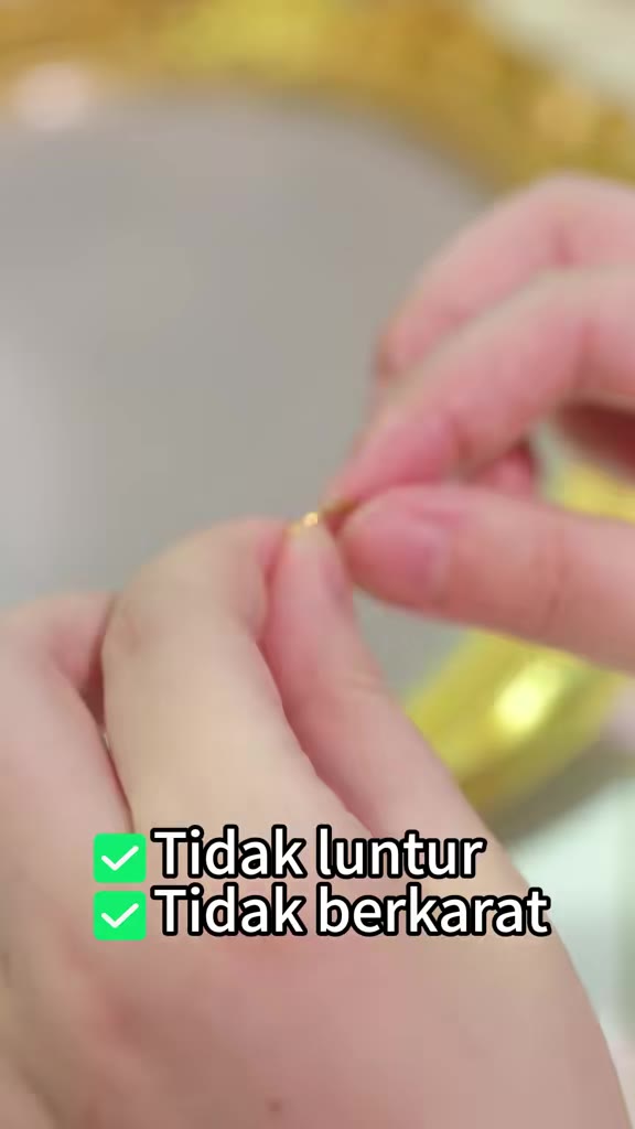 Saya membawa sepasang anting-anting yang kawan-kawan saya katakan kelihatan cantik.     #earrings #giftideas #stainlesssteeljewelry #forwomen