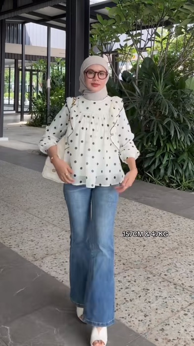 #fashion #ootd #jeans #blouse #polkadot