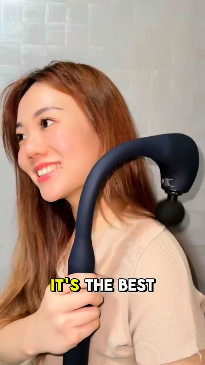 This hook design massage gun is amazing, great for parents! #parentsgift #massagergun #musclerelaxation