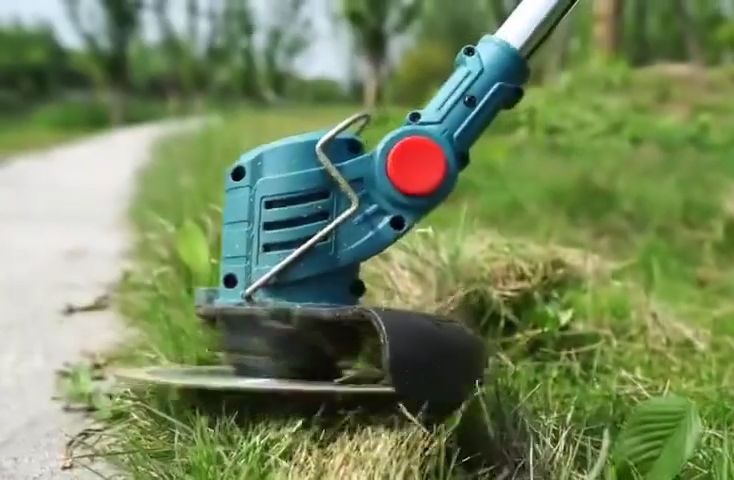 Tak payah tarik tali, tak ada asap! Ringan & senang potong rumput rumah. 🌱#mesinrumputbateri #gardeningmalaysia #diy_malaysia #racunshopee
